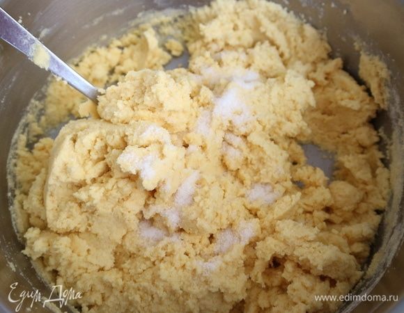 Смешать кукурузную муку с разрыхлителем, добавить смесь желтков со сливочным маслом, молоко, сливки, размешать, добавить немного жидкости из банки с консервированной кукурузой ТМ «Фрау Марта», я ее использовала вместо воды. Всего у меня ушло 85 мл этой жидкости. Посолить, перемешать ложкой.