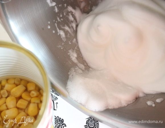 Взбить белки до мягких пиков.