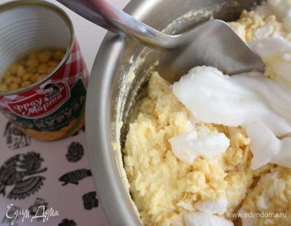 Постепенно, частями, с помощью лопатки вмешать белки в тесто, стараясь сохранять воздушность теста.