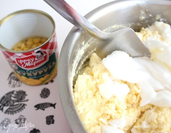 Добавить оставшиеся белки, аккуратно перемешать.