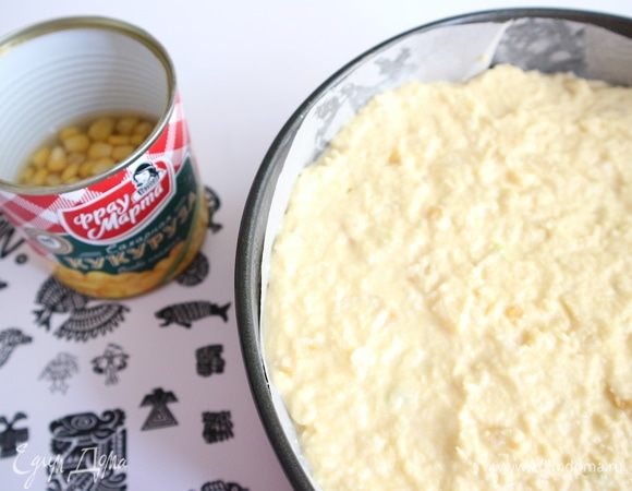 Поместить тесто в форму, разровнять. Поставить форму с тестом в духовку на 1 час, через 50 минут после начала выпечки температуру увеличить до 200°C, выпекать 10 минут, чтобы пирог немного зарумянился.