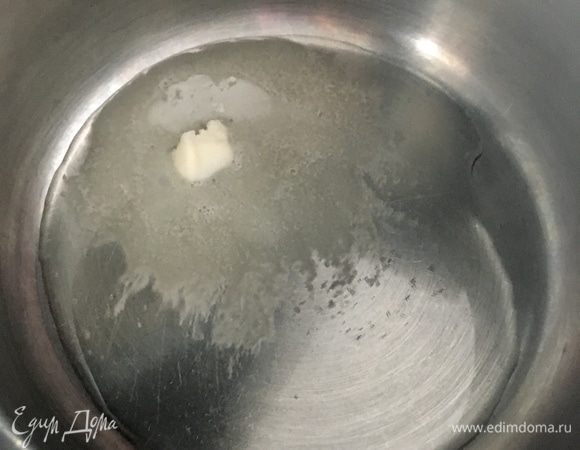 В кастрюльке разогреть пару ложек растительного и одну чайную ложку сливочного масла. Добавить мелко нарезанный лук.