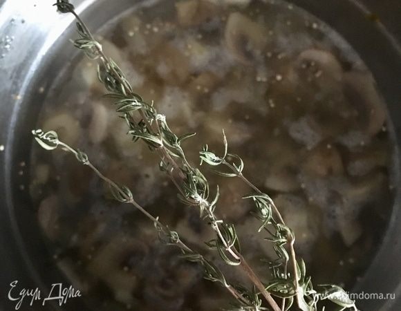 И заливаем бульоном или бутилированной водой. Я для аромата добавила еще веточку сушеного тимьяна (из прошлогодних заготовок). Только не забыть потом веточку вынуть. Варим до готовности киноа согласно инструкции на упаковке, минут 15–20.