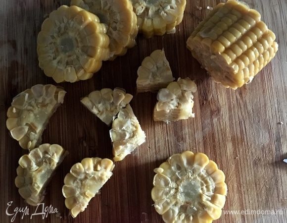 Пока варится киноа, подготовим кукурузу. У меня была отварная кукуруза в початках в вакуумной упаковке. Порезать ее любым удобным для вас способом.