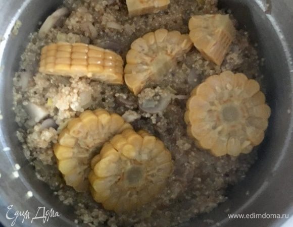 И минуты за три до полной готовности киноа, добавить к ней кукурузу. Перемешать, прогреть все вместе и выключить.