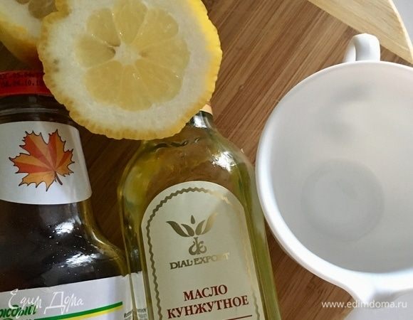 Предлагаю попробовать очень вкусную заправку для этого салата, которая точно не оставит вас равнодушными. Для заправки нам понадобится кунжутное масло, лимонный сок и кленовый сироп. Немного соли, свежемолотый черный перец.  Идеально сюда подойдет острый перец чили, но поскольку я готовила для ребёнка, то добавлять чили не стала. Добавила индивидуально себе в тарелку. И вам советую! Все ингредиенты просто смешиваем в соуснице.