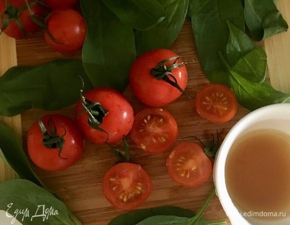 Для подачи нужна любая яркая хрустящая зелень. Я взяла шпинат и яркие помидорки черри. Порезать их пополам.