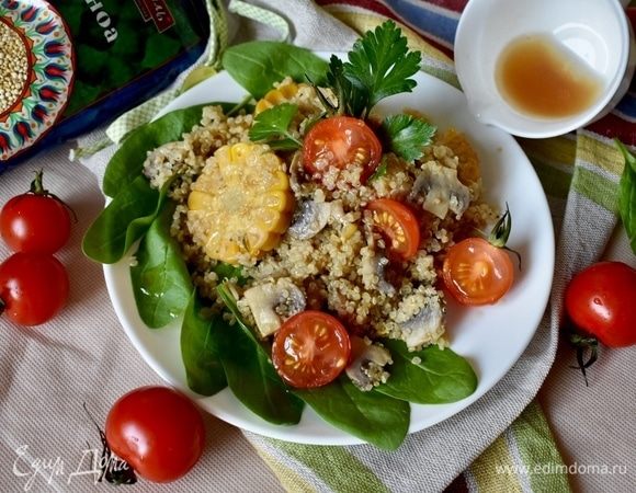 Собираем салат на тарелке. Зеленая подушка из шпината. Горка киноа с овощами. Сверху половинки помидоров черри. Ну и конечно ароматная заправка. Советую ее не жалеть, она очень вкусная и значительно преображает салат!
