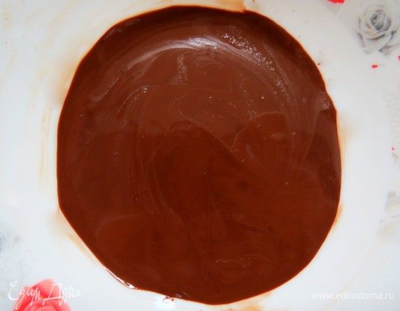 Растопить поломанный на мелкие кусочки горький шоколад в микроволновке (мощность 360 Вт, 1–2 минуты) либо на водяной бане.