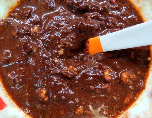 В отдельной миске перемешать оставшиеся 25 г орехов, растопленный шоколад и кофе.