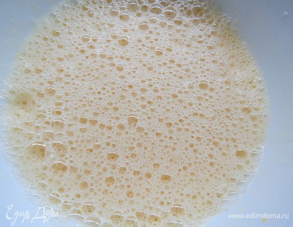 Яйца взбить с сахаром до пышной пены.