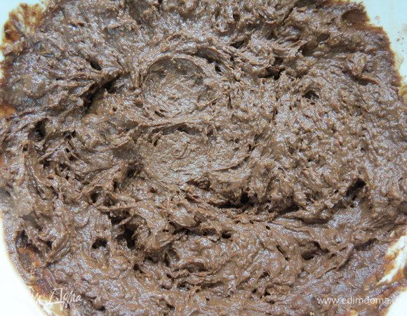 Смешать фасолево-шоколадную массу с кофейно-шоколадной до однородного состояния, добавить какао, еще раз перемешать.