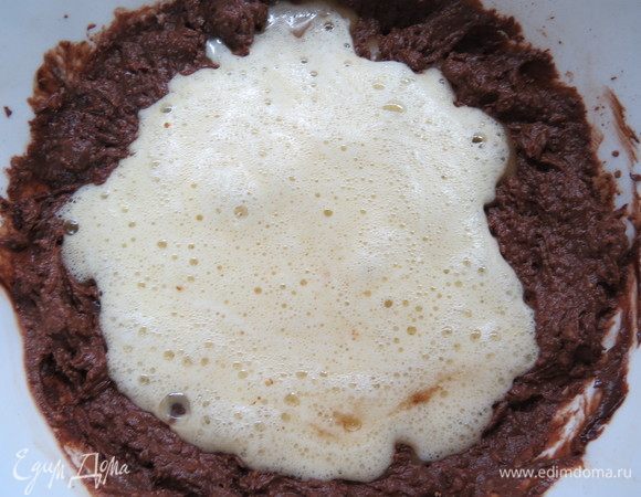 Добавить в шоколадную массу примерно ⅔ яичной смеси, перемешать.