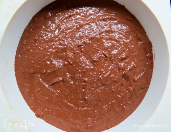 Вылить шоколадную массу в подготовленную форму (у меня силиконовая, диаметром 18 см).
