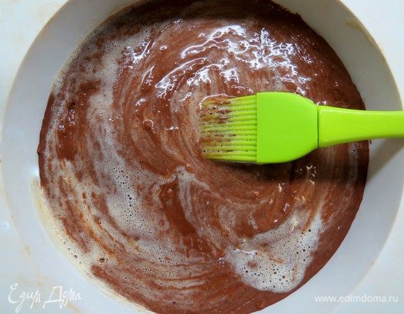 Добавить оставшиеся яйца сверху и силиконовой кисточкой создать «мраморный» эффект. Выпекать 30–35 минут в разогретой до 180 °C духовке. Выпеченному брауни дать хорошенько остыть и только потом извлечь из формы. Брауни отлично замораживается в готовом виде, его можно хранить как в холодильнике, так и в морозилке без ущерба для вкуса.