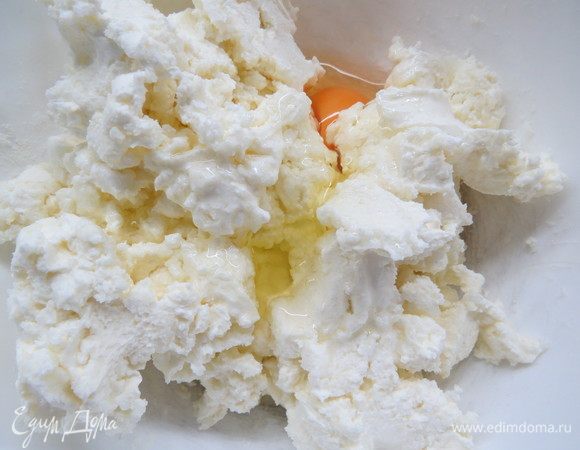 Добавить яйцо, взбить до однородности около 30 секунд.