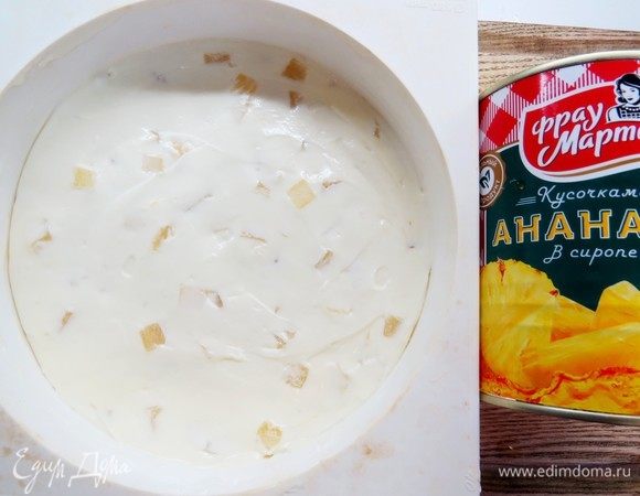 Нарезанный ананас подмешать в творожную массу, выложить в подготовленную форму (у меня силиконовая, диаметром 18 см). Если у вас разъемная форма, хорошо оберните дно фольгой, поскольку выпекать чизкейк нужно на водяной бане. Ставим на противень нашу форму, наливаем горячую воду в противень так, чтобы вода доходила до середины формы. Выпекаем 1 час при 160 °C. Готовый чизкейк поместить в морозилку на несколько часов прямо в форме (это нужно для удобства сборки).