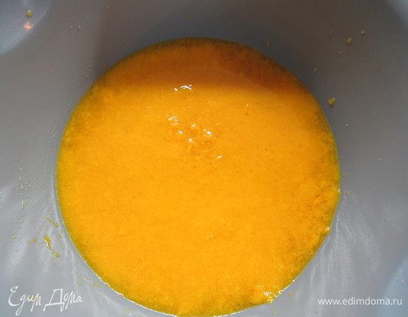 Готовим манговое компоте с кусочками ананаса. В сотейник кладем манговое пюре и доводим до кипения.