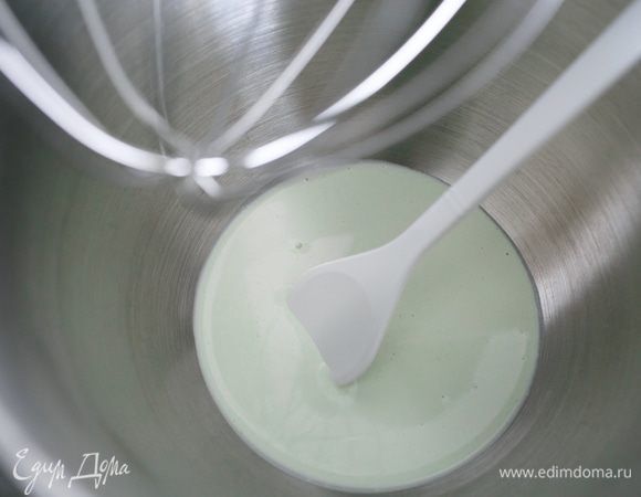 Когда наши сливки с ярким вкусом и нежным цветом лайма хорошенько остынут в холодильнике (в идеале — ночь), приготовим крем для рулета.