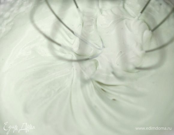 Для этого взобьем их до мягких пиков.