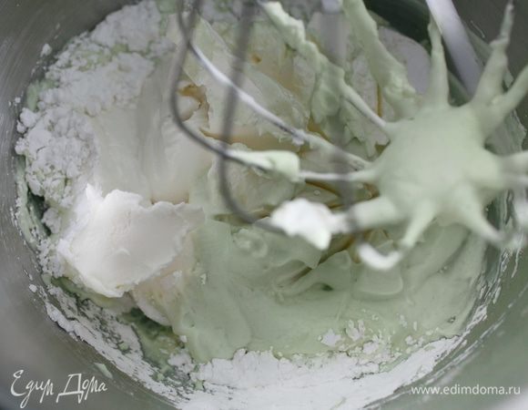 Затем добавим сыр, сахарную пудру и перемешаем до однородной консистенции.