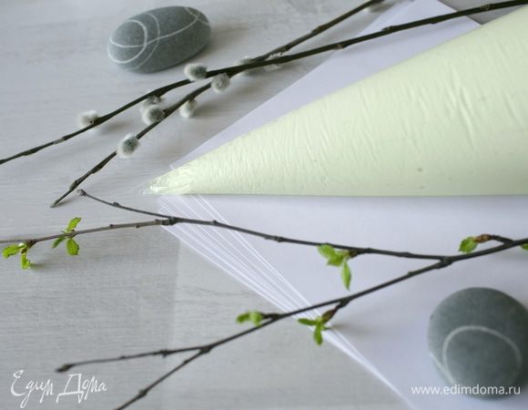 Получится невероятно красивый, ароматный и вкусный крем, который захочется сразу же съесть, поэтому соберите всю свою силу воли, положите его в кулинарный мешок и уберите скорее в холодильник, чтобы он остался цел и заодно стабилизировался.