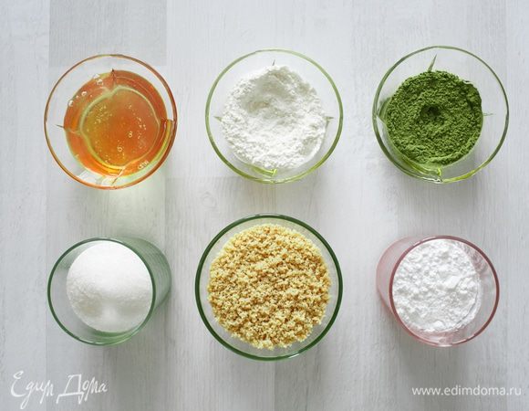 Пока крем охлаждается, приготовим бисквит для рулета. Мы тоже подкрасим его в зеленый цвет, только на этот раз в качестве красителя используем чай матча. Чай матча бывает разного цвета. Чем ярче и насыщеннее цвет, тем ярче, соответственно, получится бисквит. То есть, ориентируйтесь на цвет матча, какой цвет чая, такого цвета получится и бисквит. Кроме матча для бисквита нам понадобится ореховая мука (любая, у меня фундучная), белки яиц, сахарный песок, сахарная пудра и обычная мука.