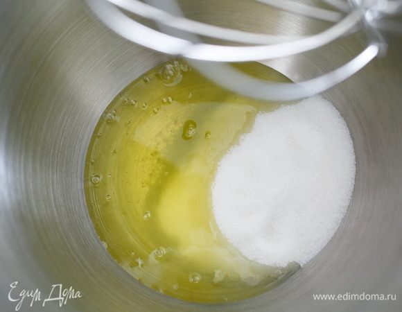 Затем взобьем яичные белки (180 г) и сахар.