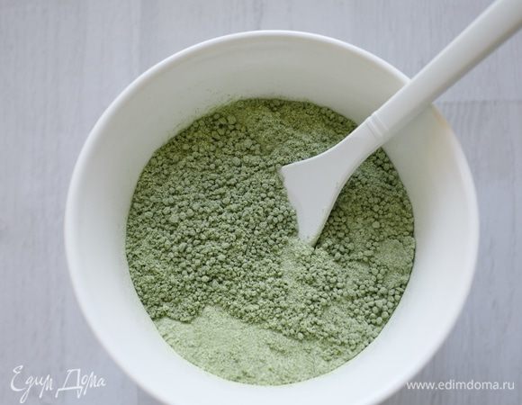 Добавим к матча и ореховой муке обычную муку (70 г), перемешаем.