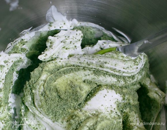 Осторожно перемешаем лопаткой. Смесь должна остаться воздушной.