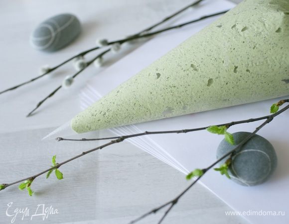 Очень удобно будет воспользоваться кулинарным мешком, чтобы переложить тесто на противень. Так и слой получится равномерным, и тесто не будет прилипать к лопатке, оно у нас очень липкое.