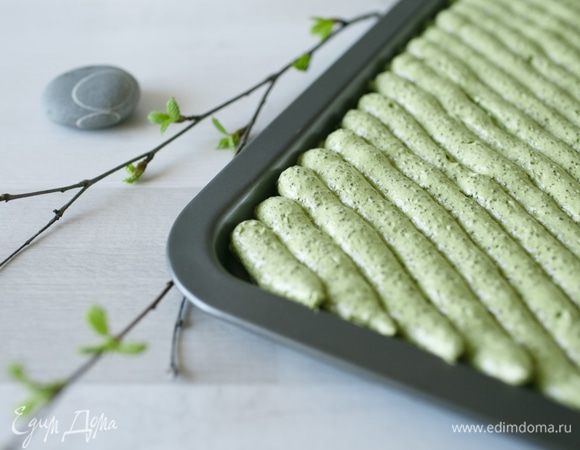 Вот такая красота получается:) Старайтесь, чтобы слои плотно прилегали друг к другу, это нужно для того, чтобы бисквит не порвался, когда вы будете его скручивать. А еще не забудьте положить на дно противня бумагу для выпечки;)