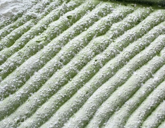 Тесто можно посыпать сахарной пудрой и отправить в разогретую до 170 °C духовку на 10 минут. Главное, не передержать бисквит, лучше недодержать. Если пересушите бисквит, то он станет хрупким и ломким, и вы не сможете его свернуть.