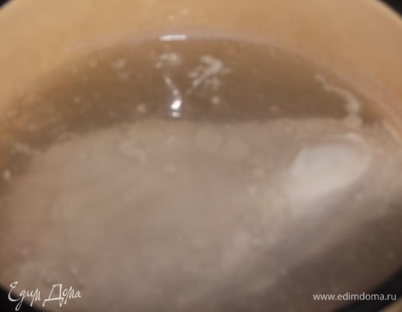 Грудку довести до кипения. Снять пену.