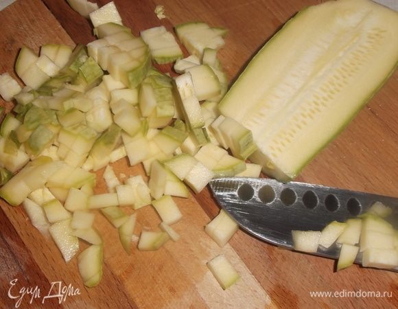 Добавить в суп кабачок. Варить еще 10 минут.