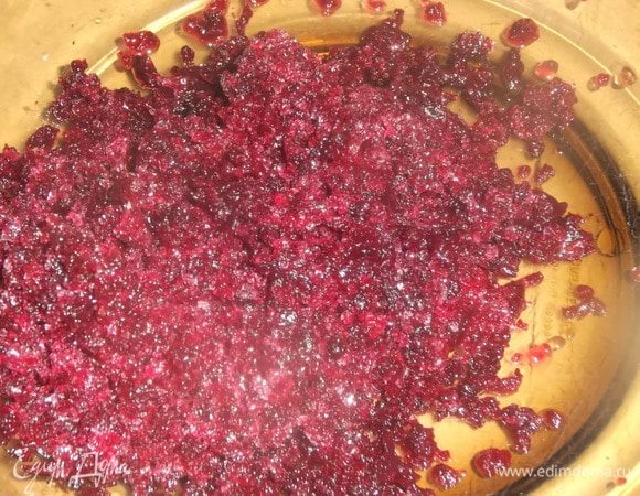 Отварную свеклу натереть или нарезать.