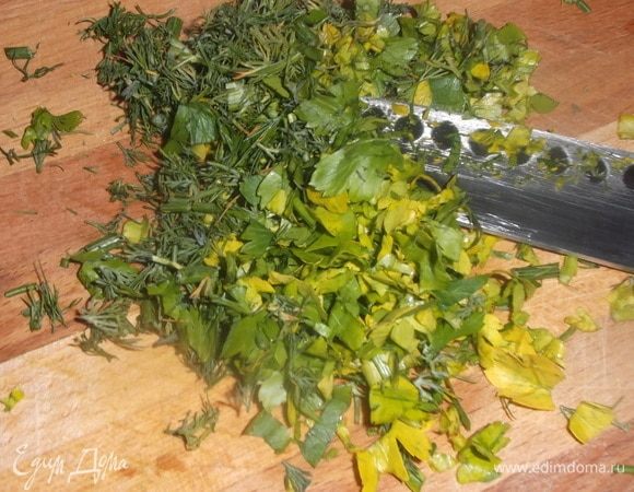 Нашинковать зелень. Добавить вместе со свеклой в кастрюлю. Если надо, то добавить воды.