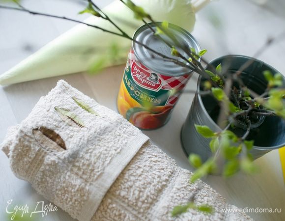 Теперь самое «страшное», потому что нам необходимо не повредить бисквит, чтобы не испортить себе прекрасное настроение:) Нужно быстренько переложить на полотенце и свернуть из полотенца и бисквита не очень плотный рулетик и оставить минут на 10–15 остывать. Если все прошло удачно, похвалим себя и достанем из холодильника крем.