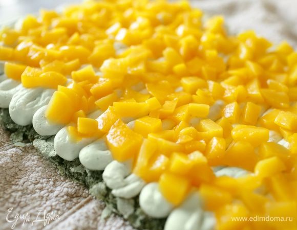 А теперь временно раскрутим рулетик, отсадим на него из кулинарного мешка наш лаймовый крем, сверху равномерно распределим наши солнечные персики и снова свернем рулет с помощью полотенца. Аккуратно, чтобы не повредить бисквит. Все 3 слоя я предпочитаю делать одинаковыми по толщине. Готовый рулет я завернула в пищевую пленку и убрала в холодильник на несколько часов. Остатки крема тоже убрала в холодильник, они нам понадобятся, чтобы украсить рулет.