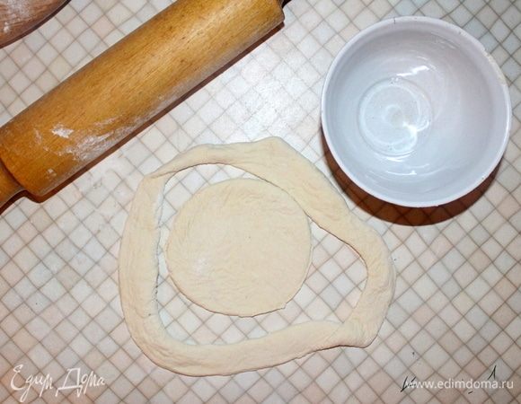 Подходящей формой вырезаем ровный круг.