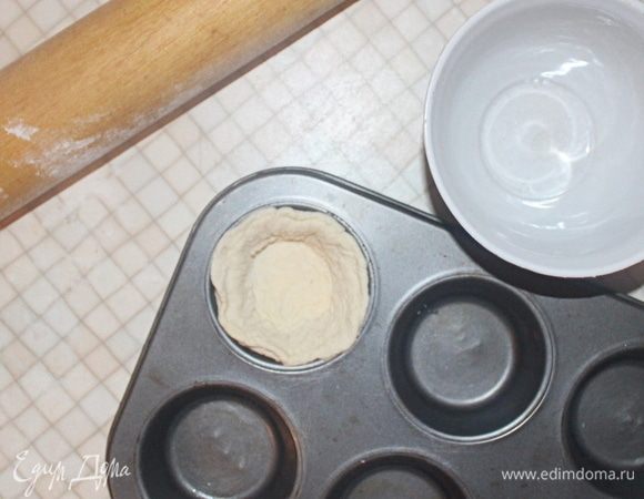 Укладываем в предварительно смазанную форму для маффинов.