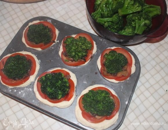 В середину выкладываем предварительно ошпаренные соцветия брокколи.