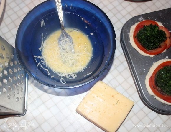 Разбиваем яйцо, добавляем молоко, взбиваем. Трем на мелкой терке сыр и добавляем его к яйцу.