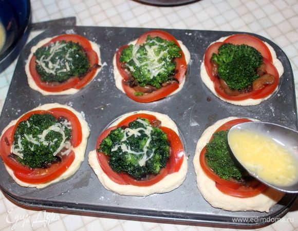 Заливаем получившейся смесью корзинки. Ставим в духовку на 20 минут. Приятного аппетита!