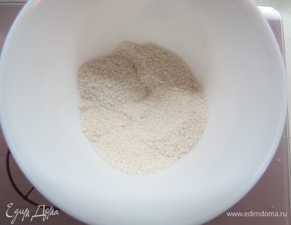 В отдельной маленькой емкости тщательно перемешиваем сахар с пектином, это нужно для того, чтобы пектин разошелся в пюре без комочков. Тонкой струйкой добавляем пектин с сахаром в кипящее манговое пюре, варим, помешивая, несколько минут.