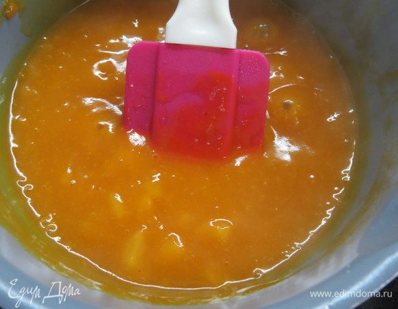 Вводим ананасы в манговое пюре, отставляем сотейник с огня, даем чуть остыть, затем вводим набухший желатин, тщательно перемешиваем.