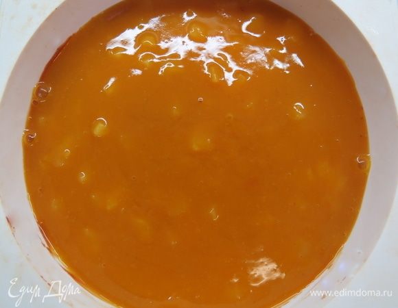 Выливаем компоте в форму поверх замороженного чизкейка и ставим в морозилку для заморозки и удобства дальнейшей сборки.