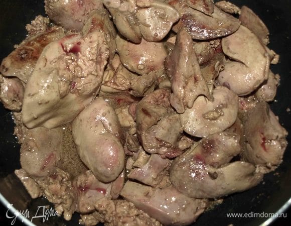 Куриную печень очистить от пленок, желчи, промыть и замочить в холодной воде на 15 минут. Откинуть на дуршлаг и дать стечь воде. В сотейнике разогреть растительное масло, выложить печень и готовить 3 минуты, иногда помешивая. Добавить виски и томить 2–3 минуты.