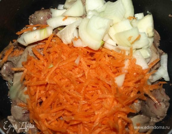 Лук, морковь очистить. Лук нарезать, морковь натереть на терке. Добавить овощи к печени и томить 2 минуты.