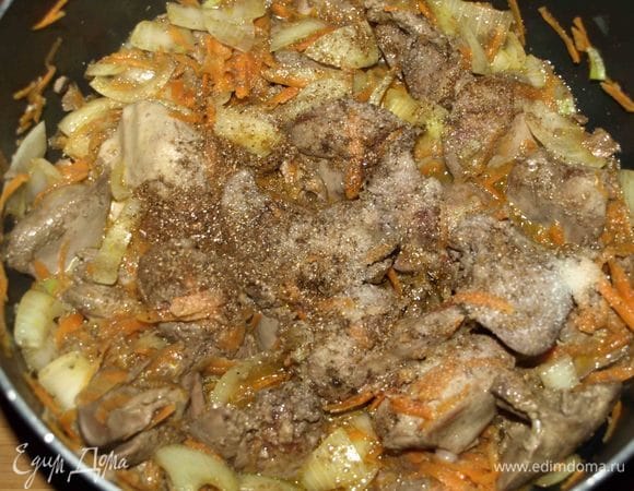 Добавить соль, перец, кориандр.